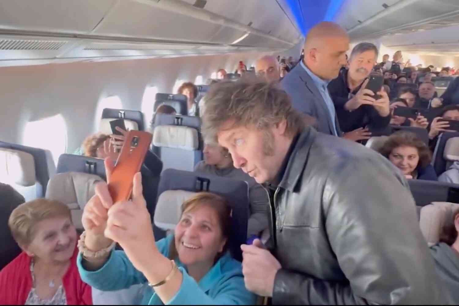 World leaders like to fly on posh private jets. Watch how the president of Argentina flies. | Not the Bee