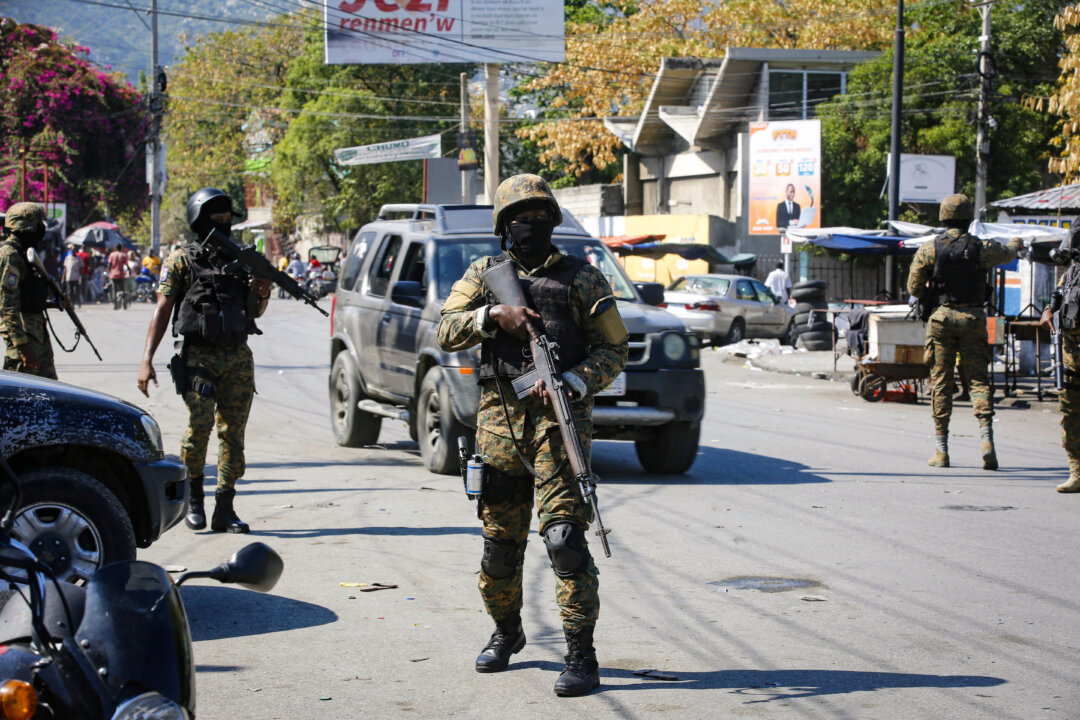 US Military Evacuates US Embassy Personnel in Haiti, Adds Security Forces | The Epoch Times