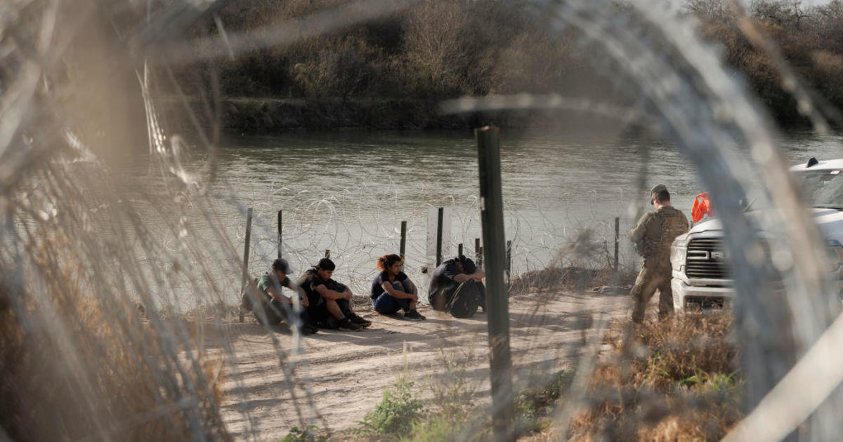 Alito extends Supreme Court pause of SB4, Texas immigration law that would allow state to arrest migrants - CBS News