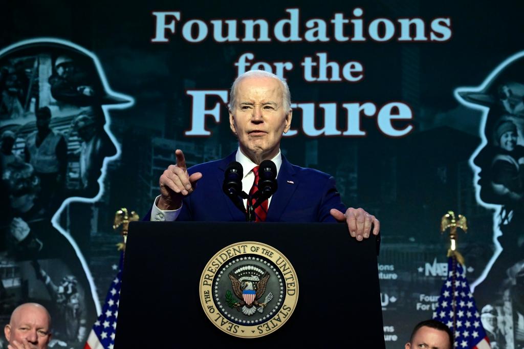 Biden reads 'pause' instruction off teleprompter in speech to union members