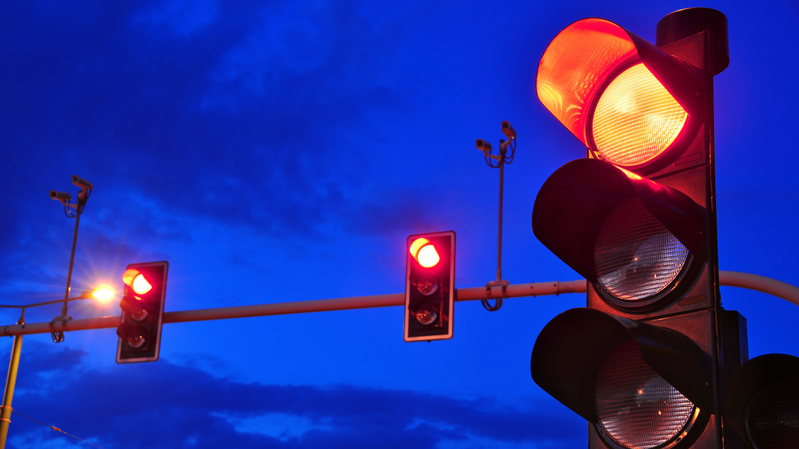 Traffic Lights Flashing At Night, What Drivers Should Know
