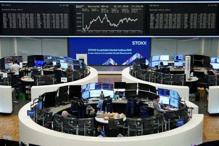 Global Stocks Struggle Amid AI Valuation Concerns