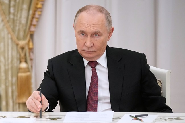 Oligarchs Just Snuck HOW MUCH Money Out of Russia?