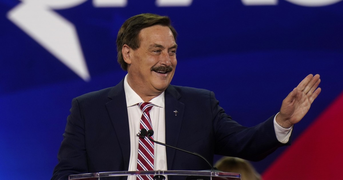 Trump Endorses Lindell, Conservatives Demand Endorsement Rescinded - The Joe Messina Show