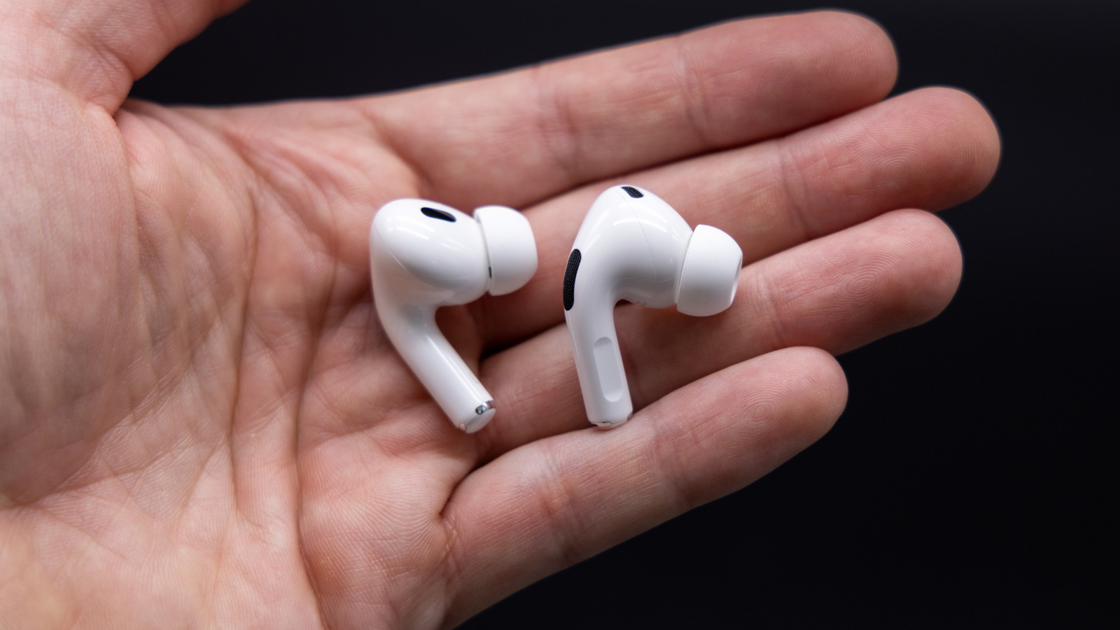 4 Reasons People Are Ditching AirPods For Alternatives