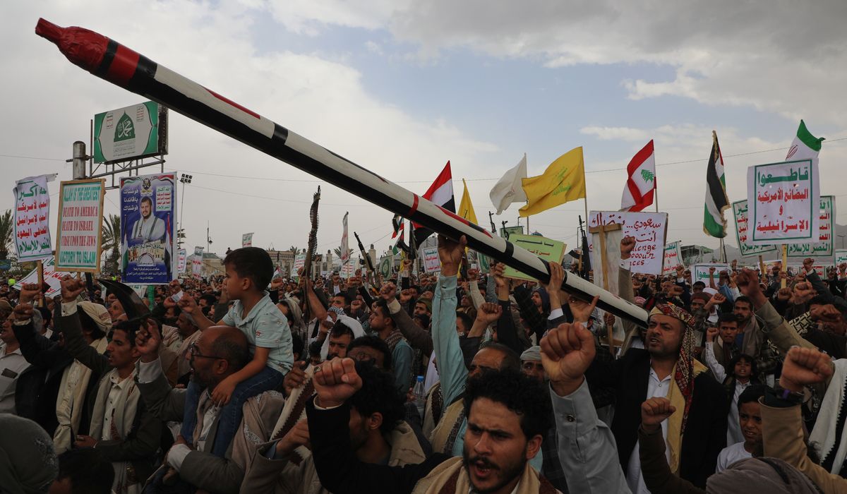 Saudi Halts Red Sea Oil Loading, Weighs Yemen Campaign Against Houthis