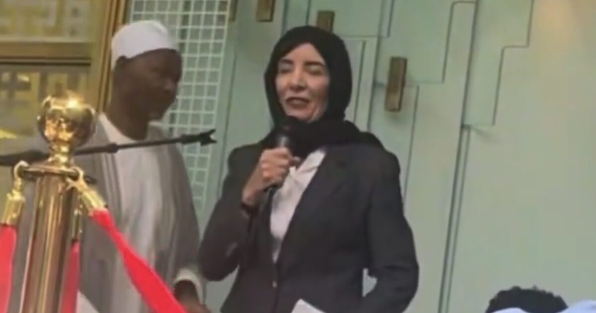 New York Gov. Kathy Hochul Dons Hijab While Speaking to Group of Muslim Men (VIDEO) * The Gateway Pundit * by Ben Kew
