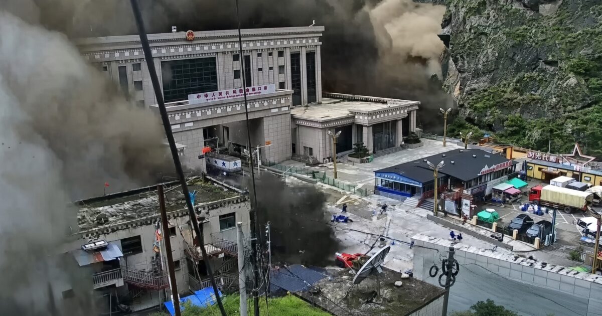 HORROR: Apocalyptic Videos Show Massive Flash Floods in Nepal – Wall of Water and Debris Destroys Everything on Its Path – Hundreds Missing, Untold Number Feared Dead * The Gateway Pundit * by Paul Serran