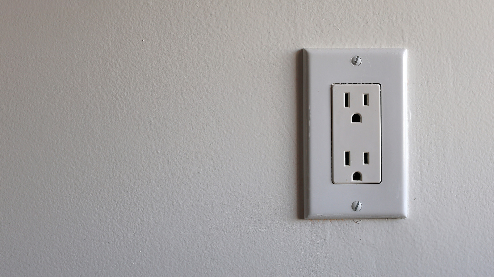 Minimum Outlet Height, What Electricians Recommend For Safety