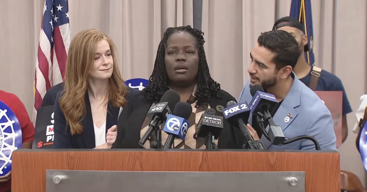 Social Media ROASTS Far-Left Abdul El-Sayed Over Painfully Awkward Endorsement Video That Looks Like a “Hostage Tape” — Woman Struggles Through Talking Points as El-Sayed Nudges Her Along * The Gateway Pundit * by Jim Hᴏft