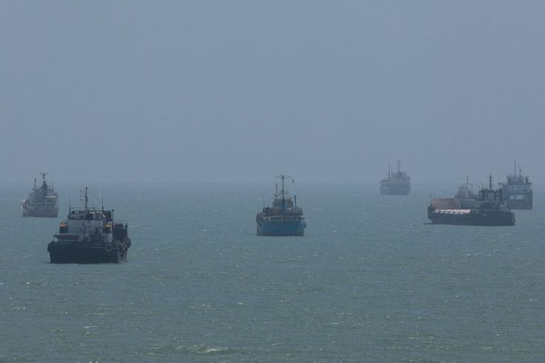 Slight Rise in Strait of Hormuz Shipping Traffic Amid Ongoing US‑Iran Standoff