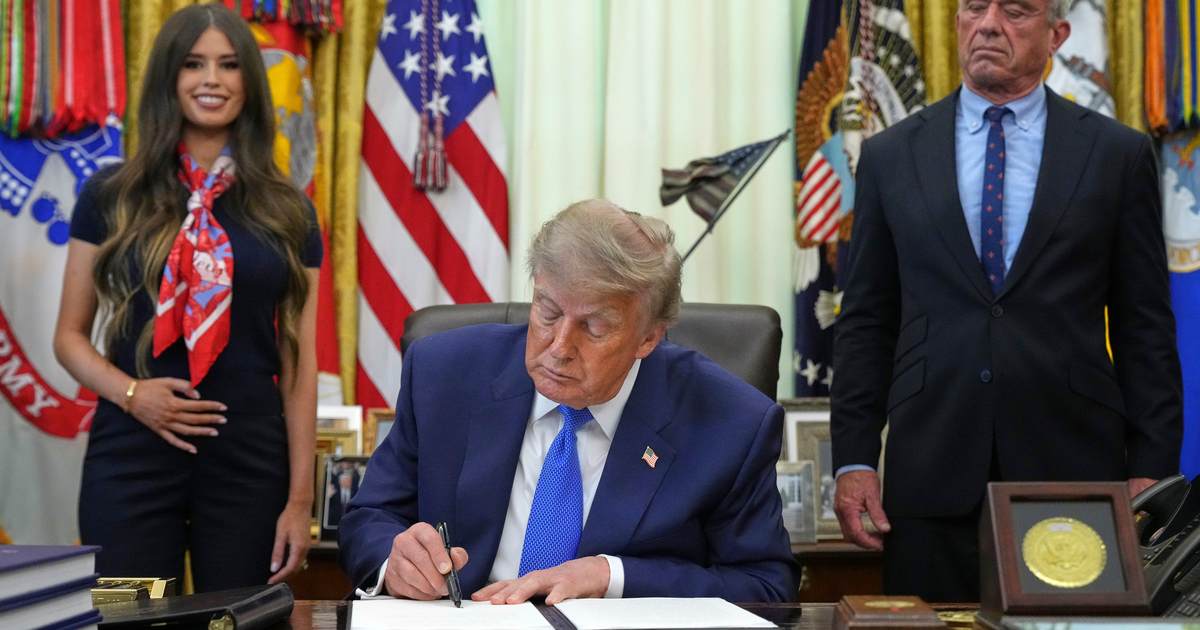 Trump Zapper Conspiracy Collapses After Woman Explains - The Joe Messina Show