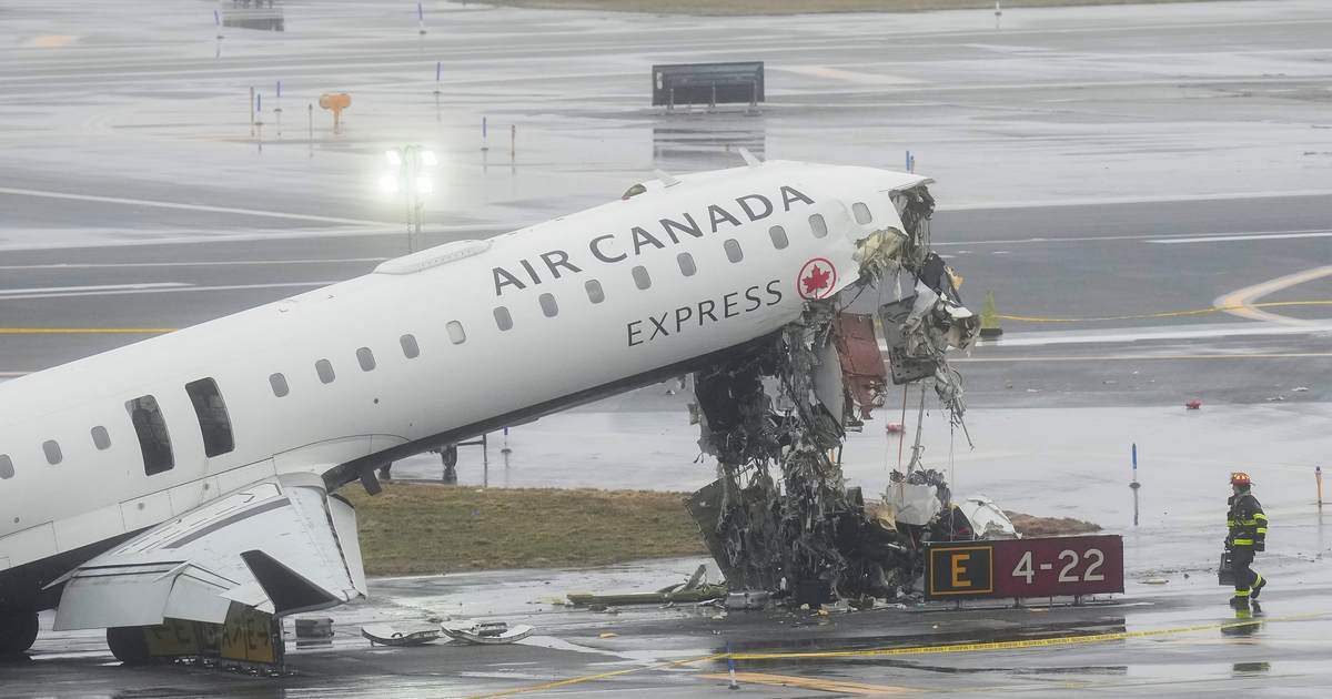 FAA Probes LaGuardia Controllers Leaving Early Before Crash
