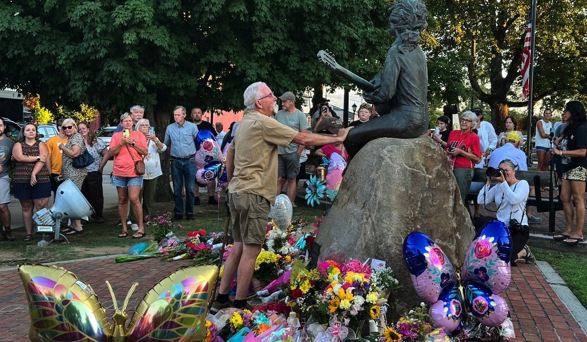 Dollywood Visitors React Wednesday to Dolly Parton’s Death at 80