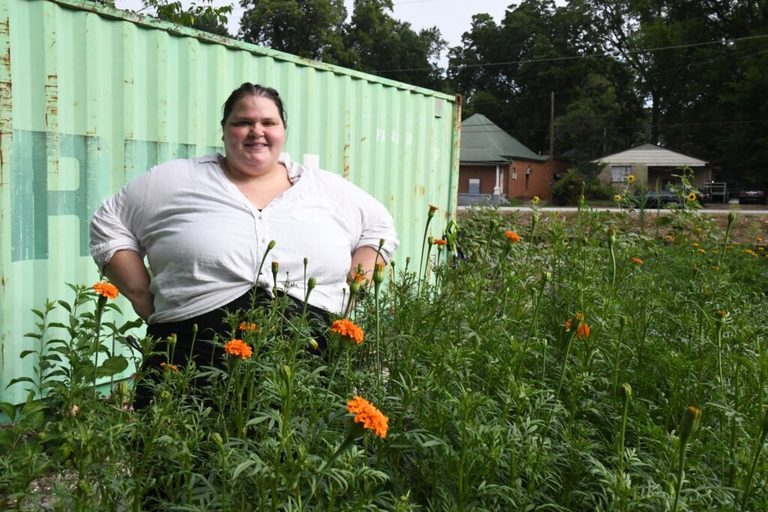 Memphis gardener launches flower shop with help from neighbors sharing land