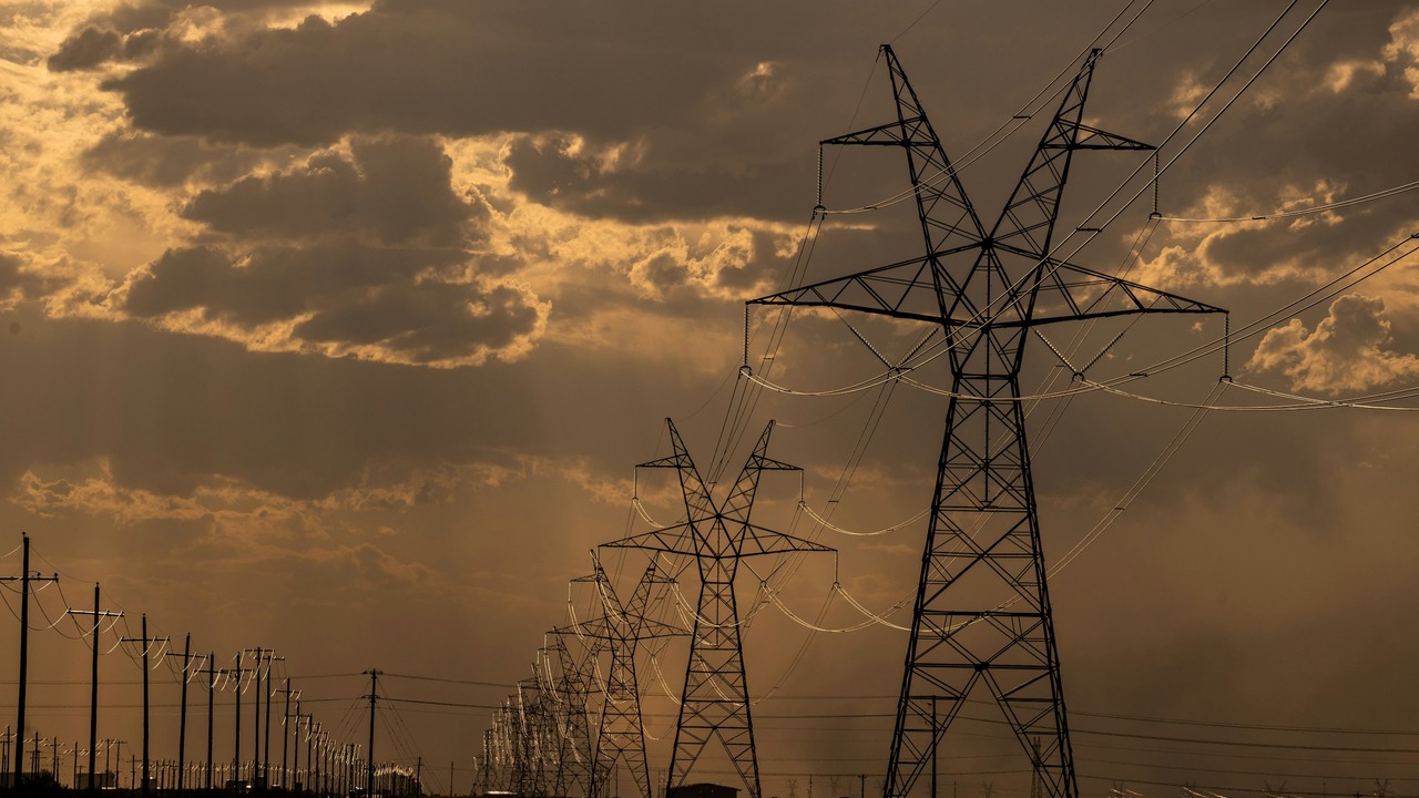 Texas Regulators Approve 424 Miles Of Power Lines Despite Calls To Wait
