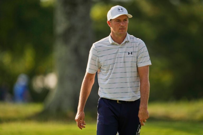 Spieth Shares Lead in PGA Tour Playoff Opener