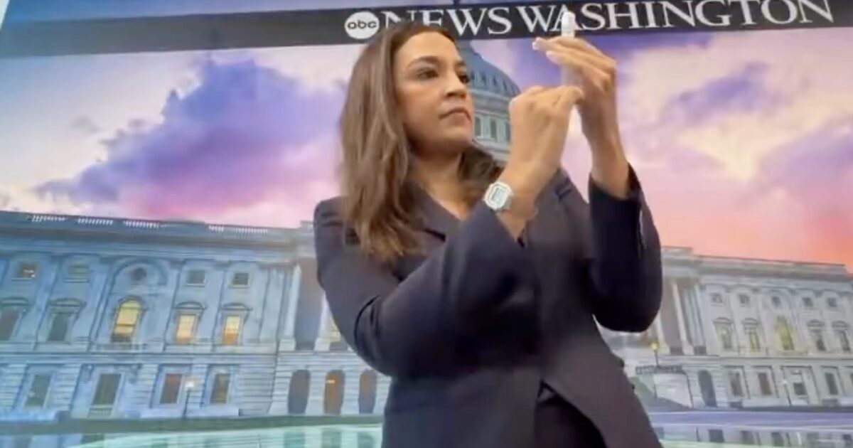 AOC Splits Longtime Fiancé — Socialist Squad Member Freezes Eggs and Eyes Higher Office After Years of “Spouse” Perks Without a Wedding * The Gateway Pundit * by Jim Hᴏft