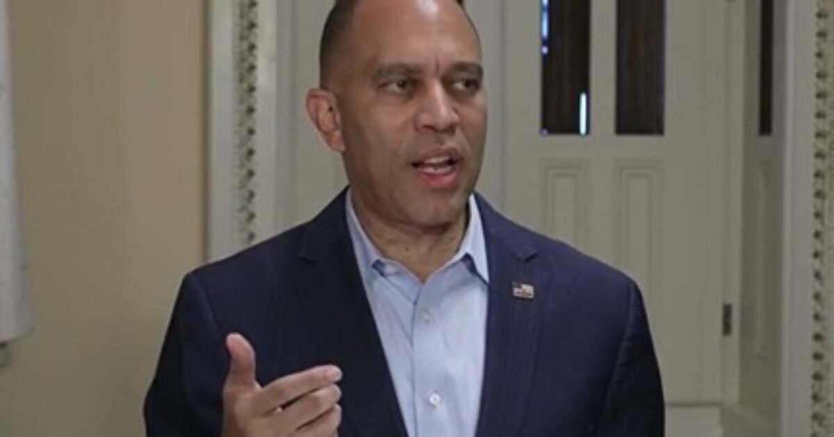 Hakeem Jeffries Flips Out After Two Democrats Join Republicans to Force Vote on Resolution Condemning Socialism * The Gateway Pundit * by Cristina Laila